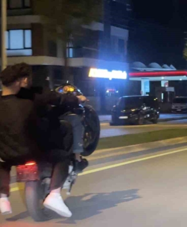 Plaka yok, kask yok: 3 kişi tek motosiklete bindi ön kaldırıp şov yaptı