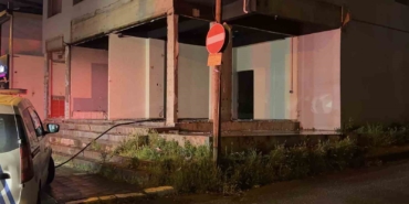 Kocaeli’de tahliye edilen binada yakılan ateş mahalleyi ayağa kaldırdı