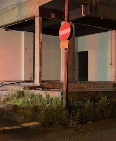 Kocaeli’de tahliye edilen binada yakılan ateş mahalleyi ayağa kaldırdı