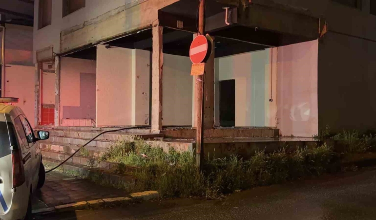 Kocaeli’de tahliye edilen binada yakılan ateş mahalleyi ayağa kaldırdı