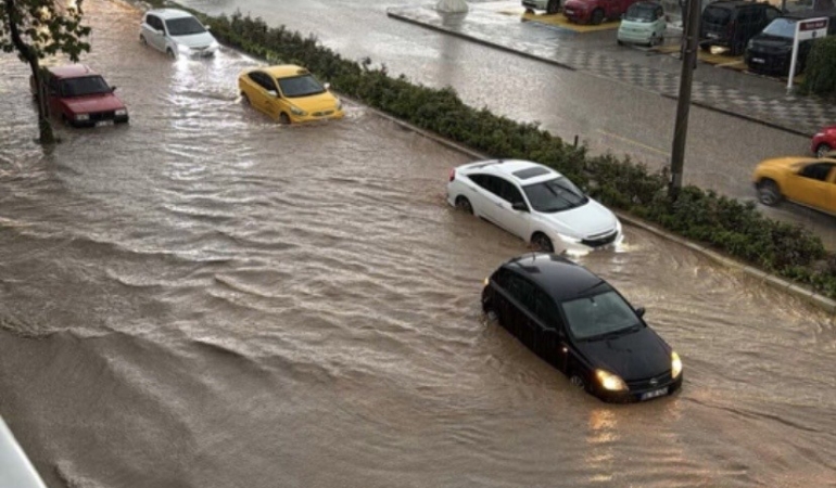 Bozüyük’te sağanak yağış hayatı olumsuz etkiledi