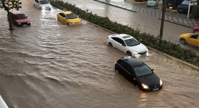 Bozüyük’te sağanak yağış hayatı olumsuz etkiledi