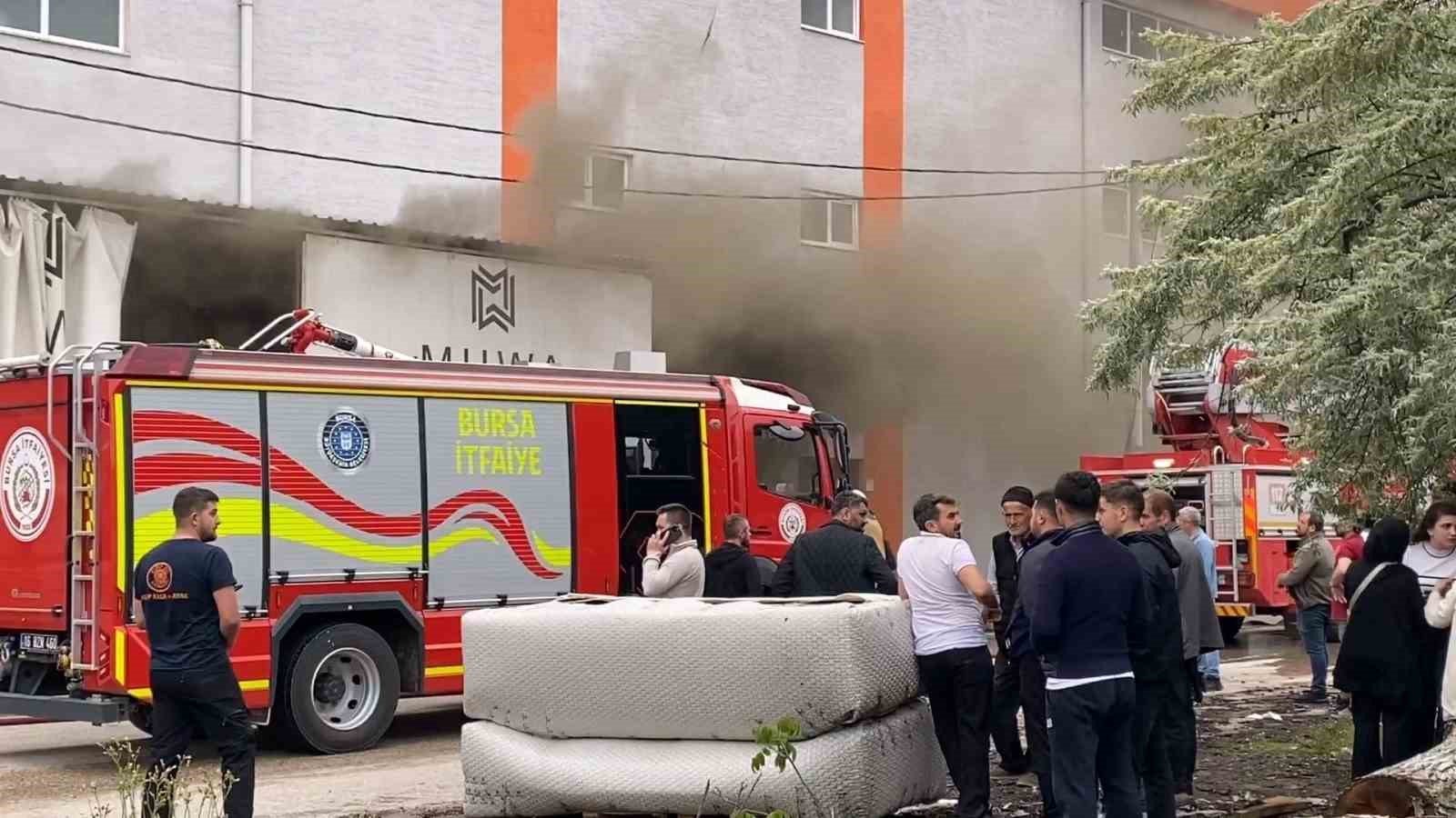 Koltuk fabrikasında korkutan yangın: 2 kişi dumandan etkilendi