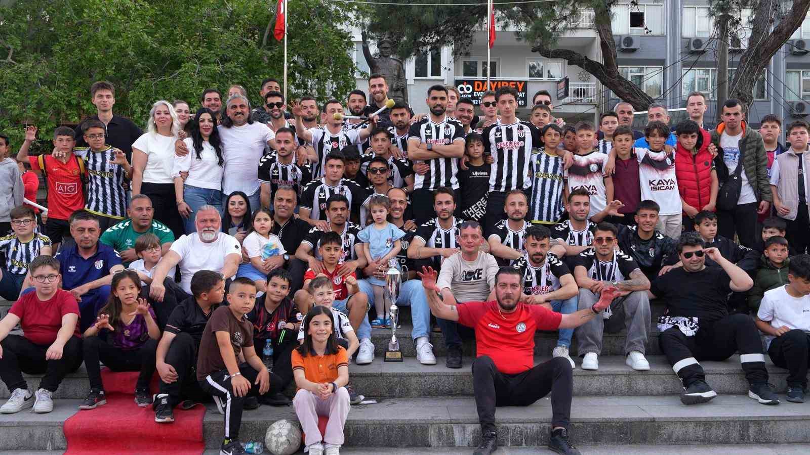 Burhaniye Belediyespor, 25 maçın tamamını kazanarak şampiyon oldu