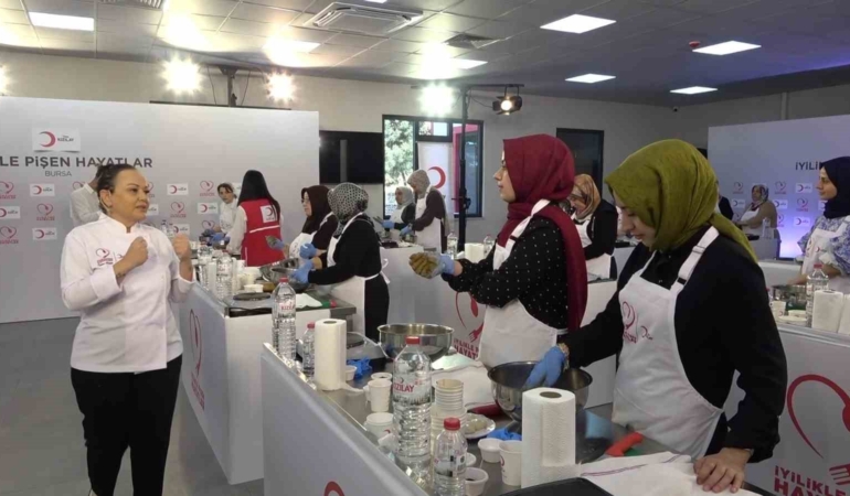 Türk Kızılay’ın “iyilikle pişen hayatlar’ atölyesi Bursa’da kadınlarla buluştu