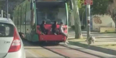 Bursa’da gençlerin tramvay arkasındaki tehlikeli yolculuğu kamerada