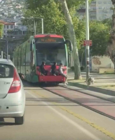 Bursa’da gençlerin tramvay arkasındaki tehlikeli yolculuğu kamerada