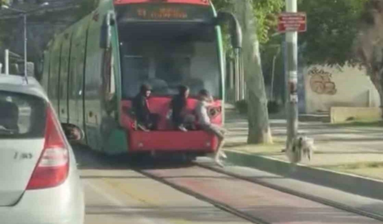 Bursa’da gençlerin tramvay arkasındaki tehlikeli yolculuğu kamerada