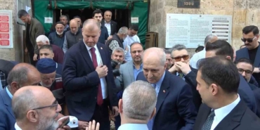 Numan Kurtulmuş cuma namazında Ulu Cami’de vatandaşlarla saf tuttu