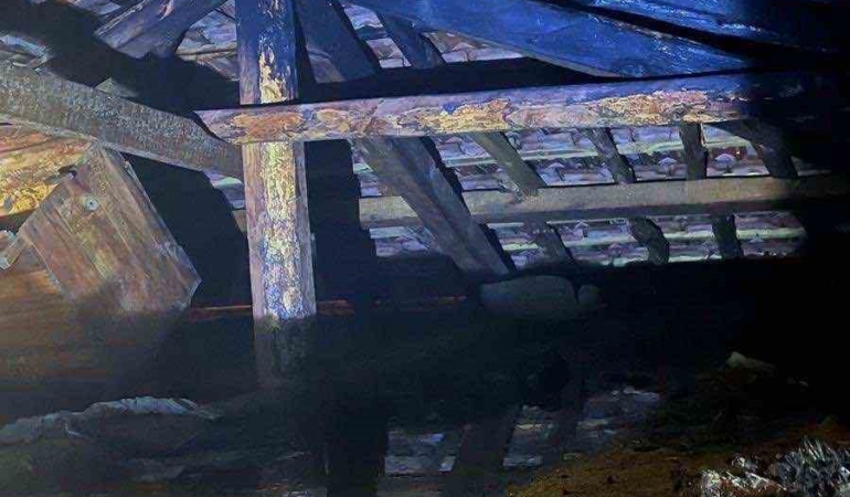 Bilecik’te sobanın alev alması sonucu evin çatı kısmı yandı