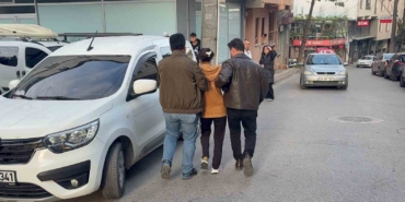 ’’Bu araç benim’’ diyerek hırsızlık için girdiği araçtan inmeyen kadın tutuklandı