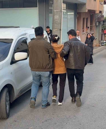 ’’Bu araç benim’’ diyerek hırsızlık için girdiği araçtan inmeyen kadın tutuklandı