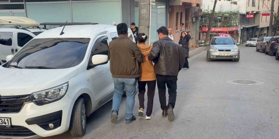 ’’Bu araç benim’’ diyerek hırsızlık için girdiği araçtan inmeyen kadın tutuklandı