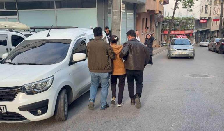 ’’Bu araç benim’’ diyerek hırsızlık için girdiği araçtan inmeyen kadın tutuklandı