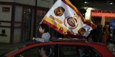 Galatasaray taraftarı şampiyonluğu sokaklarda kutladı