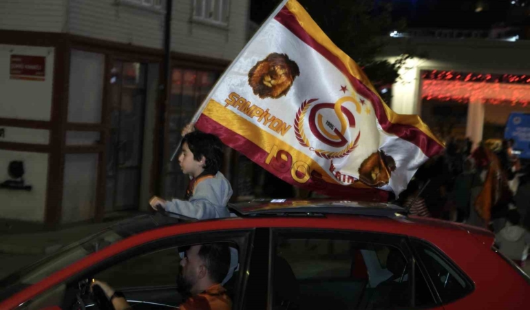 Galatasaray taraftarı şampiyonluğu sokaklarda kutladı