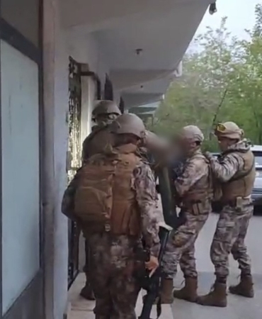 Çiftçiyi kumar masasında ağına düşüren tefeci çetesi çökertildi