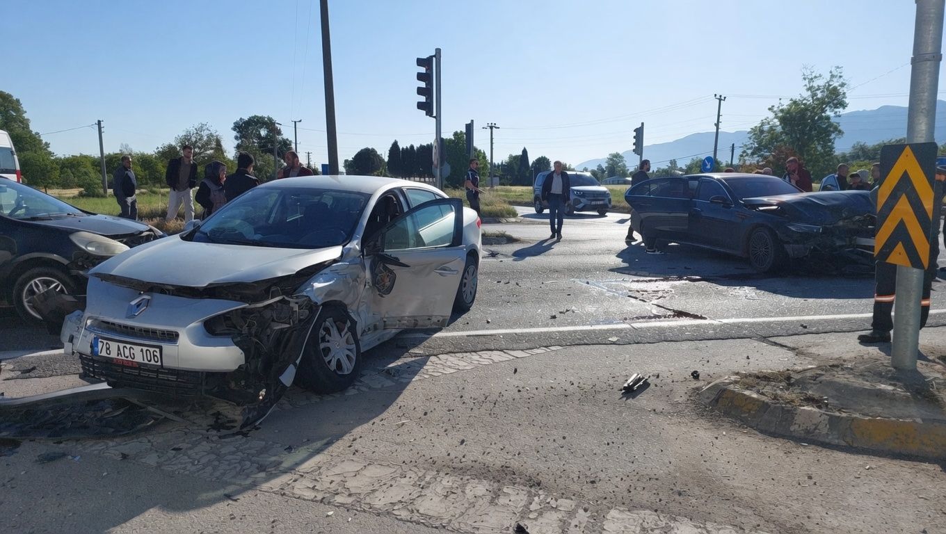 Sakarya’da zincirleme kaza: 3’ü çocuk 5 yaralı