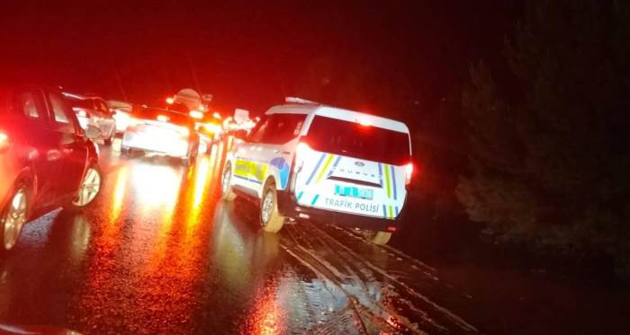 Dere taşması yolu tek şeride düşürdü