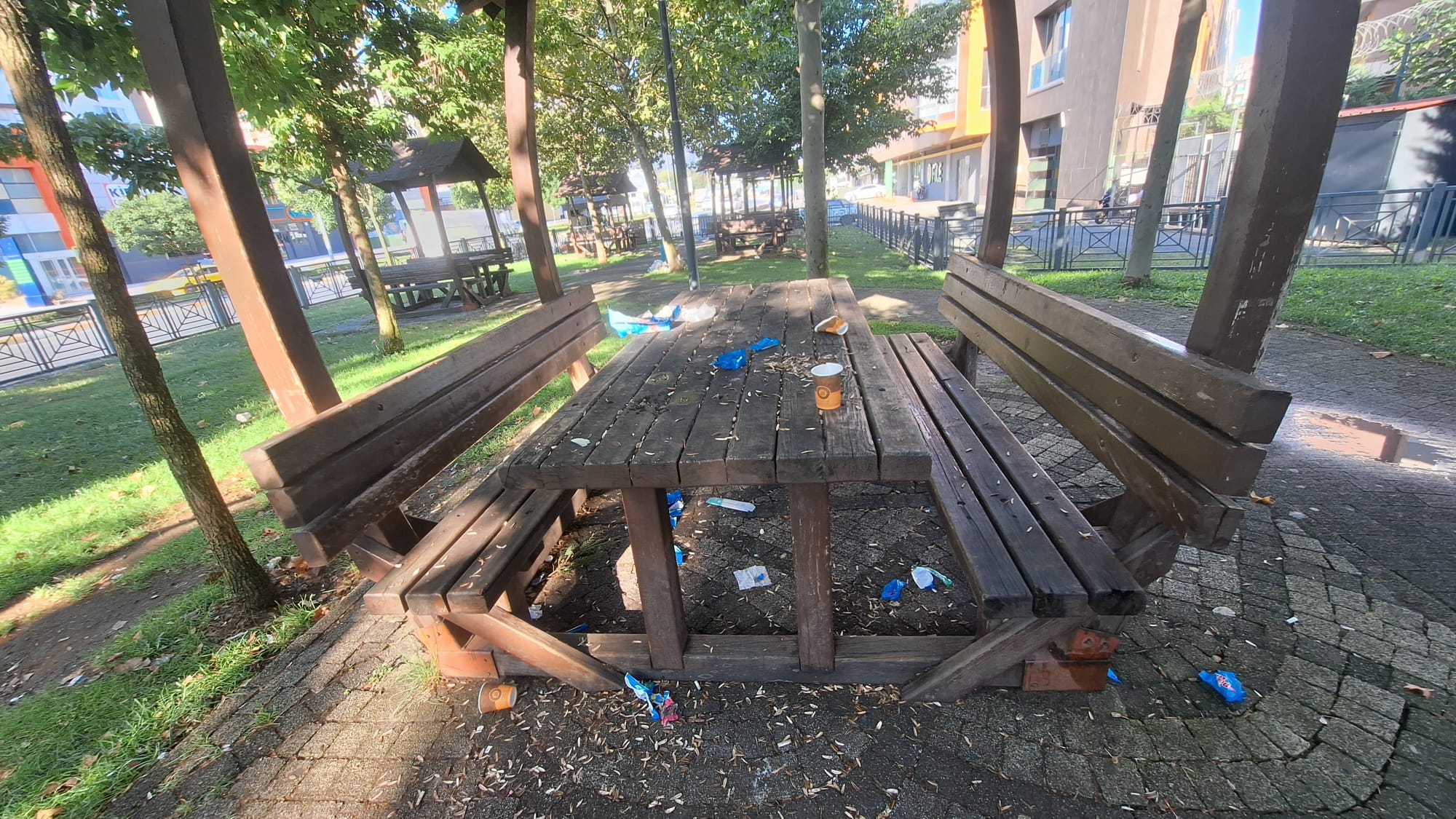 Sancaktepe’de Katip Çelebi Çocuk Parkı’nda Çöp Tepkisi: “Evinizde Bu Şekilde mi Kullanıyorsunuz?”
